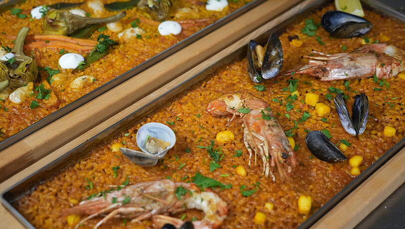 Links die vegetarische und rechts die Meeresfr&uuml;chte-Paella. Die Portionen reichen jeweils f&uuml;r zwei Personen.