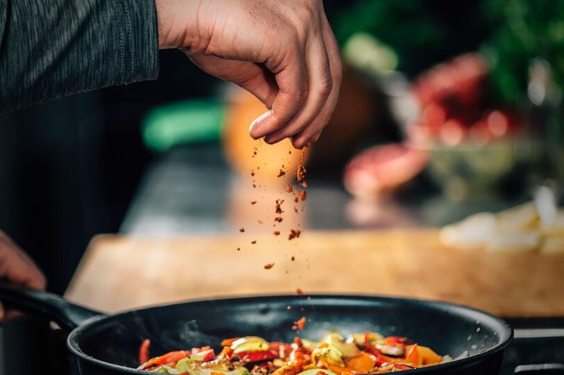 Gewürze verleihen Gerichten eine besondere Note oder unterstreichen den Eigengeschmack bestimmter Lebensmittel. So passen Lorbeer, Koriander und Nelken besser zu rotem Fleisch als zu Geflügel. Und Kräuter, wie zum Beispiel Dill oder Rosmarin, unterstreichen das Eigenaroma einer Fischspeise. Gewürze verleihen Gerichten eine besondere Note oder unterstreichen den Eigengeschmack bestimmter Lebensmittel. So passen Lorbeer, Koriander und Nelken besser zu rotem Fleisch als zu Geflügel. Und Kräuter, wie zum Beispiel Dill oder Rosmarin, unterstreichen das Eigenaroma einer Fischspeise.