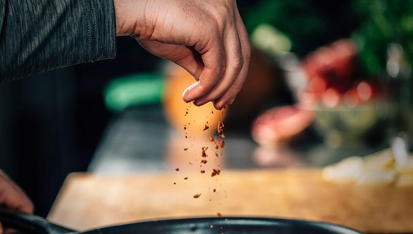 Gewürze verleihen Gerichten eine besondere Note oder unterstreichen den Eigengeschmack bestimmter Lebensmittel. So passen Lorbeer, Koriander und Nelken besser zu rotem Fleisch als zu Geflügel. Und Kräuter, wie zum Beispiel Dill oder Rosmarin, unterstreichen das Eigenaroma einer Fischspeise. Gewürze verleihen Gerichten eine besondere Note oder unterstreichen den Eigengeschmack bestimmter Lebensmittel. So passen Lorbeer, Koriander und Nelken besser zu rotem Fleisch als zu Geflügel. Und Kräuter, wie zum Beispiel Dill oder Rosmarin, unterstreichen das Eigenaroma einer Fischspeise.
