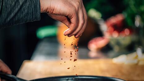 Gew&uuml;rze verleihen Gerichten eine besondere Note oder unterstreichen den Eigengeschmack bestimmter Lebensmittel. So passen Lorbeer, Koriander und Nelken besser zu rotem Fleisch als zu Gefl&uuml;gel. Und Kr&auml;uter, wie zum Beispiel Dill oder Rosmarin, unterstreichen das Eigenaroma einer Fischspeise.