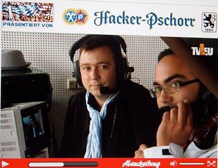 AZ-Sportchef Gunnar Jans und Reporter Filippo Cataldo in der AZ-Reporter-Kabine.