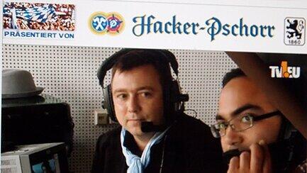 AZ-Sportchef Gunnar Jans und Reporter Filippo Cataldo in der AZ-Reporter-Kabine.
