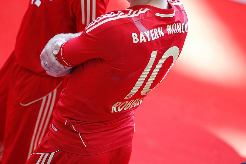 Das neue Heimtrikot für die kommende Spielzeit: In der Allianz Arena hat der FC Bayern die neuen Leiberl vorgestellt. Die Bilder