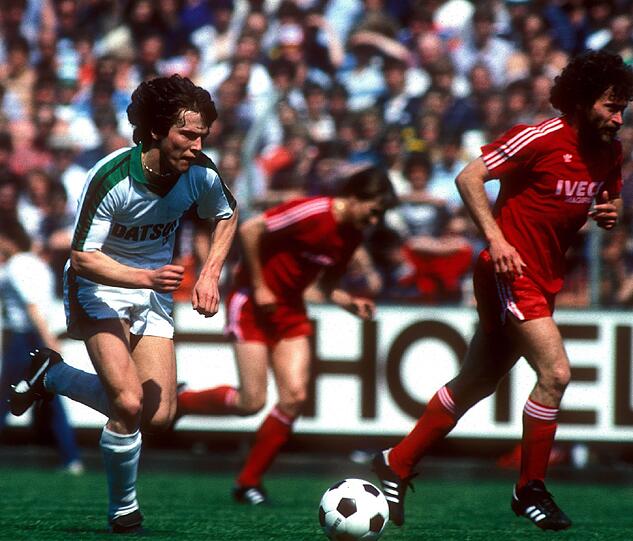 Bundesigaspiel Saison 1981-1982:  Bor. Mönchengladbach-FC Bayern München. Lothar Matthäus und Paul Breitner geben ihr Bestes.