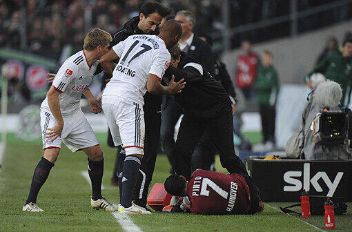 Er sorgte zuletzt im Oktober 2011 im Bundesliga-Heimspiel gegen Bayern München für Furore. Nach einem Zweikampf blieb der 96er lange liegen und markierte eine Verletzung, was die Bayern auf die Palme brachte.
