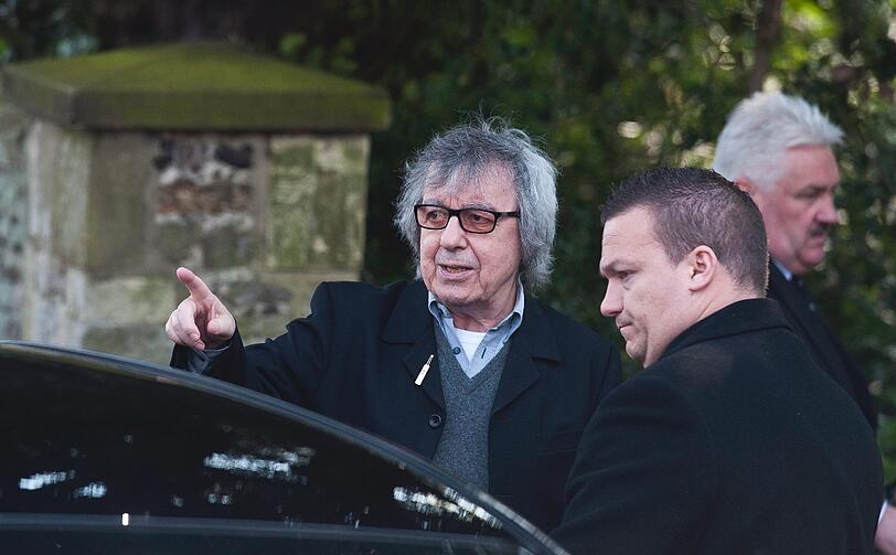 Mit Musiker Bill Wyman ist ein zudem ein ehemaliges Rolling Stones Mitglied bei der Trauerfeier vor Ort.