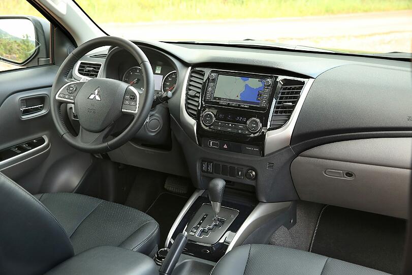 Aufgewertet: Das Interieur des L200 wurde modernisiert und hat sich dem der Mitsubishi-SUV angenähert.