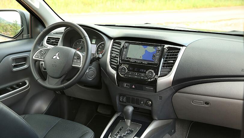 Aufgewertet: Das Interieur des L200 wurde modernisiert und hat sich dem der Mitsubishi-SUV angenähert. Aufgewertet: Das Interieur des L200 wurde modernisiert und hat sich dem der Mitsubishi-SUV angenähert.