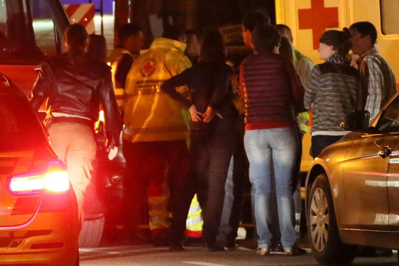 Mehrere Partygäste mussten mit Atembeschwerden behandelt werden - Bilder vom Einsatz in Ampfing