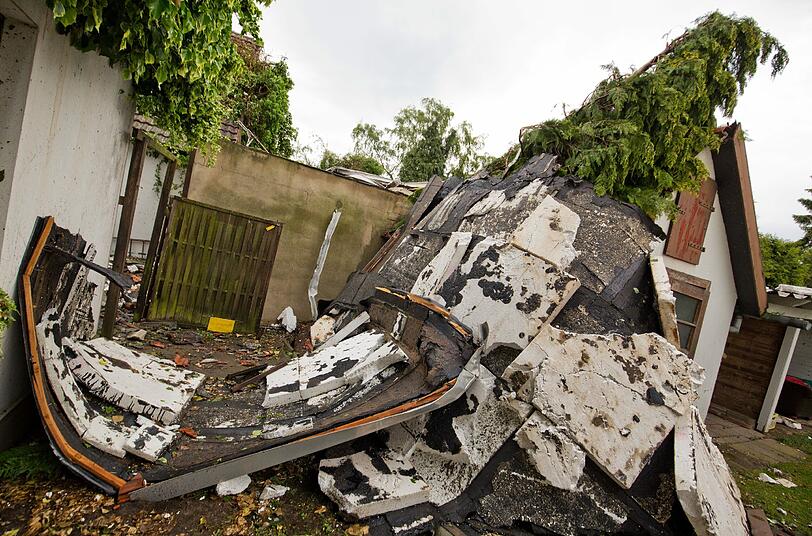 Das Unwetter hat in Nordrhein-Westfalen erhblichen Schaden angerichtet. Die Bilder.