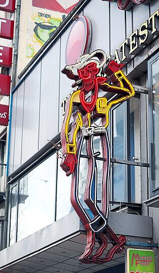 Ein bisserl Las Vegas im BAhnhofsviertel: Der Neon-Cowboy am "Las Vegas City".   Fotos: Sigi Müller