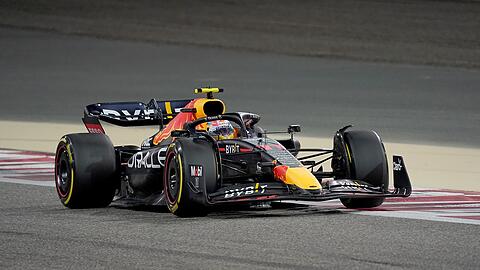 Ein Formel-1-Auto fährt über eine Rennstrecke.
