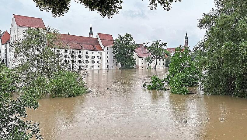 Vor dem Herzogsschloss in Straubing hat sich die Donau ausgebreitet. Normalerweise kann man am Ufer entlangspazieren.