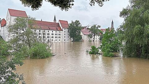 Vor dem Herzogsschloss in Straubing hat sich die Donau ausgebreitet. Normalerweise kann man am Ufer entlangspazieren.