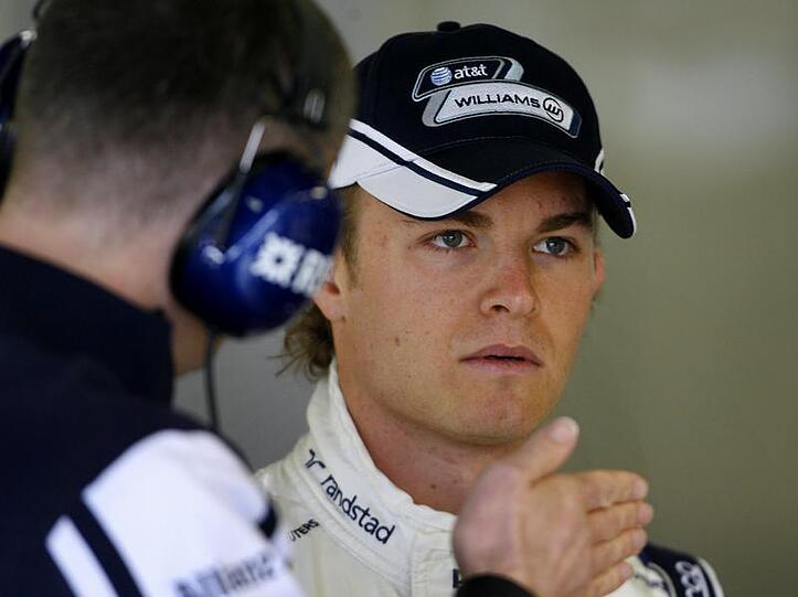 Nico Rosberg bespricht sich während des 1. freien Trainings mit einem Mechaniker.