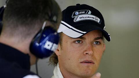 Nico Rosberg bespricht sich während des 1. freien Trainings mit einem Mechaniker.