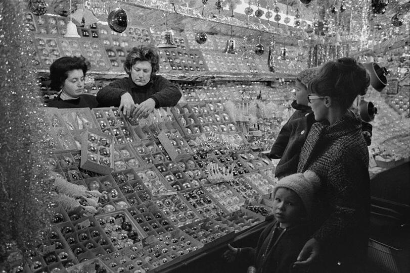 Jede Menge glitzernden Christbaumschmuck hats auch fr&uuml;her schon gegeben. Wof&uuml;r sich diese Dame mit der gut sitzenden Turmfrisur wohl entscheidet?