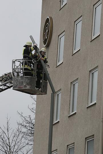 Erst um 9.40 Uhr konnte das Ausströmen des Wassers gestoppt werden.