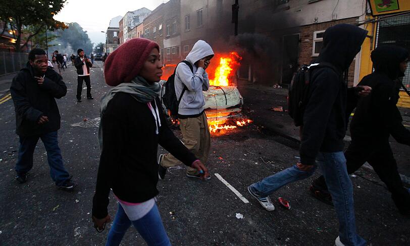 Brennende Autos, aufgebrochene Läden, Gewalt gegen Polizeibeamte und jetzt der erste Tote - seit Samstag Abend dauern die Krawalle in London an.