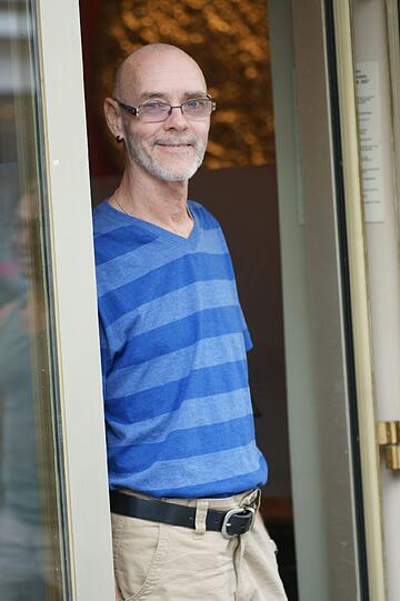 Wayne Muneymaker (60), Rentner: &bdquo;Seit acht Jahren bin ich immer wieder mit meinem Freund für ein paar Wochen in München. In den USA lässt sich ein homosexuelles Leben nicht so gut leben wie hier, finde ich. München ist mein zweites Zuhause. In den USA zeige ich mit meinem Freund meine Gefühle nicht in der Öffentlichkeit. In München verheimlichen wir unsere Gefühle nicht. 
Der CSD ist ein genialer Anlass, um zu feiern und sich die geschichtlichen Ereignisse immer wieder vor Augen zu führen. Nur so kann man aus Vergangenem lernen.&ldquo;