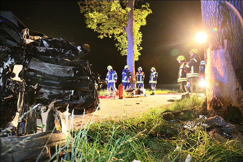 Tödlicher Unfall: In der Alleestraße vor der Ortschaft Tüßling ist ein 55-jähriger Mann mit seinem Pkw auf gerader Fahrbahn nach rechts von der Straße abgekommen und gegen einen Baum geprallt. Die Bilder.