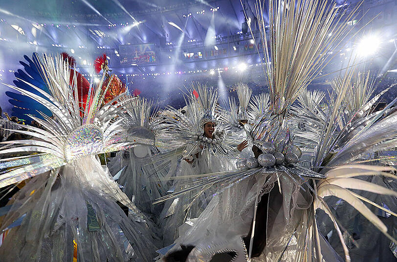 Die Bilder der knallbunten und komplett verregneten Abschlussfeier der olympischen Spiele von Rio.