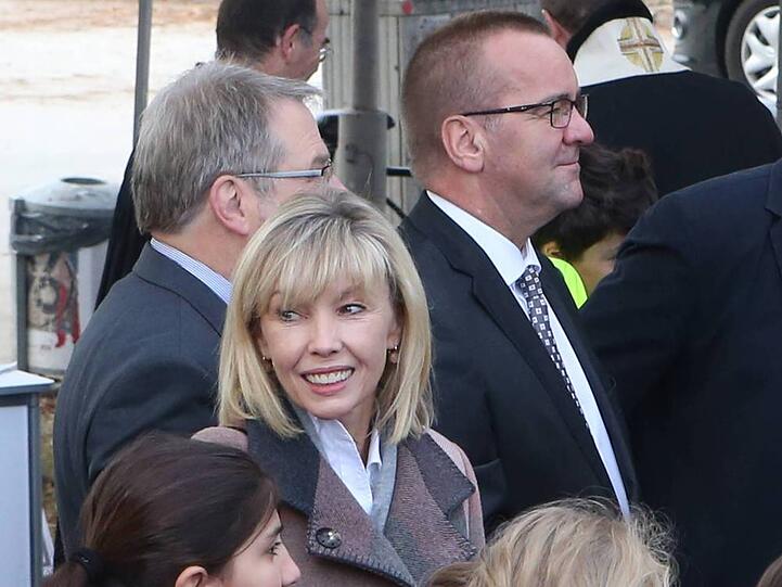 Doris Schröder-Köpf und Boris Pistorius: Überraschende Liebes-News kamen im Oktober aus der Politik: Doris Schröder-Köpf (53), die in Trennung lebende Ehefrau von Gerhard Schröder (72), hat offenbar in Boris Pistorius (56), aktueller SPD-Innenminister in Niedersachsen, ein neues Liebesglück gefunden. Zahlreiche Medien beziehen sich dabei auf verlässliche Quellen. Eine Bestätigung oder Dementi gab es bis heute von beiden nicht. Schröder-Köpf gab Altkanzler Gerhard Schröder 1997 das Ja-Wort, seit März 2015 leben sie getrennt. Pistorius ist Witwer, seine Ehefrau war 2015 an Krebs gestorben.