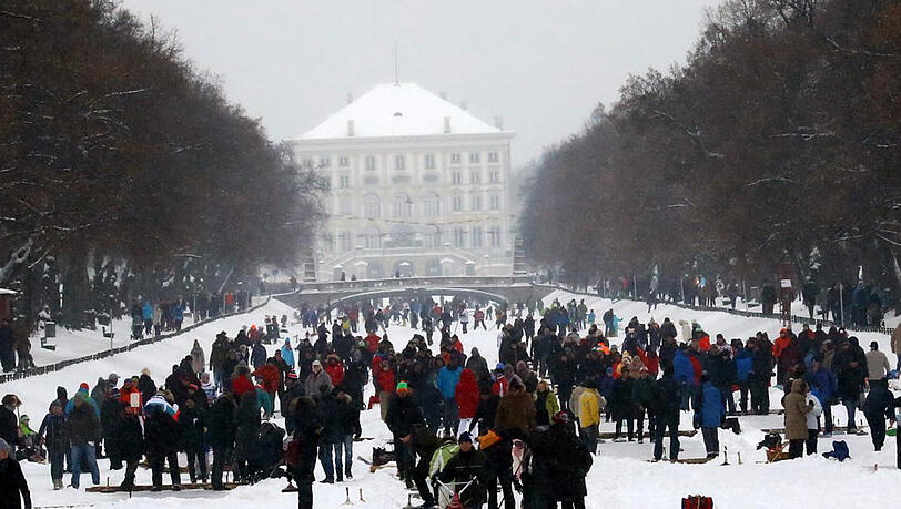 Ein Winter-Klassiker in München: Massenandrang am Nymphenburger Kanal. Ein Winter-Klassiker in München: Massenandrang am Nymphenburger Kanal.