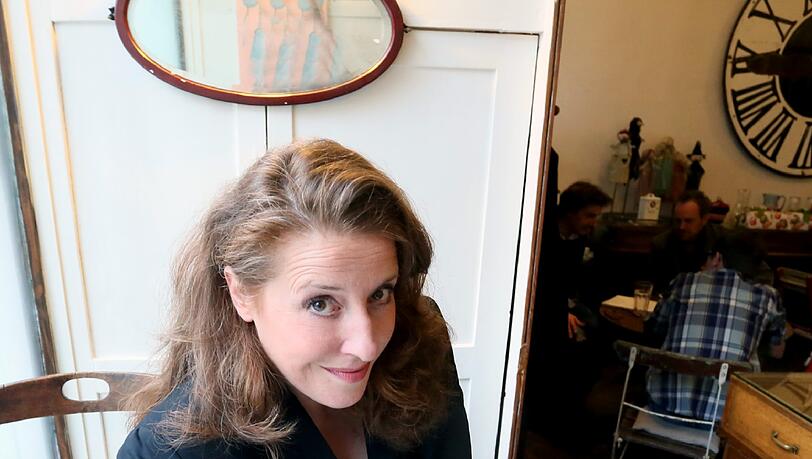 Für das Interview hat die Kabarettistin das Café Marais im Westend ausgesucht - und trinkt Mineralwasser.