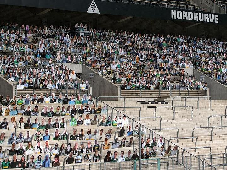 Im Borussia-Park stehen Pappaufsteller von Fans von Borussia Mönchengladbach.
