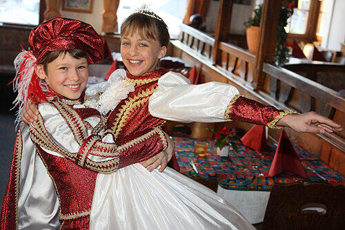 Stolzes Kinderprinzenpaar: Nadin I. (9) und Christian II. (10).