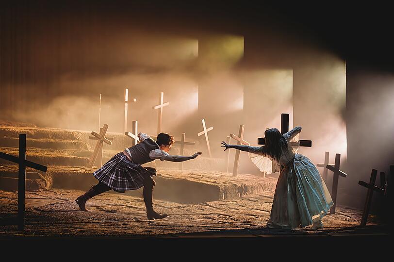 Der Tenor Kang Wang als Edgardo mit dem Ravenswood-Geist (Sonja Golubkowa) im letzten Bild der Oper.