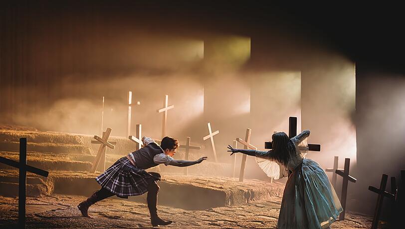 Der Tenor Kang Wang als Edgardo mit dem Ravenswood-Geist (Sonja Golubkowa) im letzten Bild der Oper.
