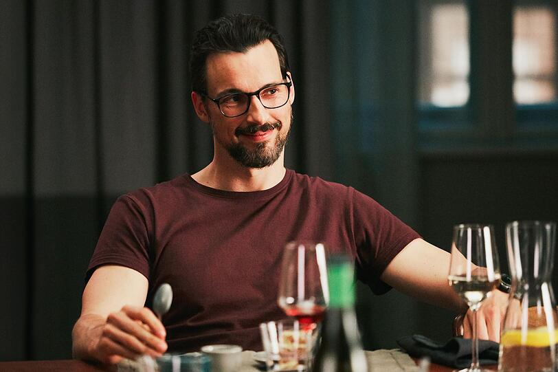 Pepe (Florian David Fitz) ist der Einzige unter den Freunden, der alleine beim Treffen aufschlägt. Pepe (Florian David Fitz) ist der Einzige unter den Freunden, der alleine beim Treffen aufschlägt.