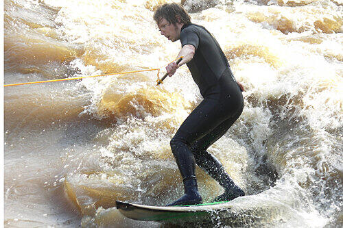Das Seil hilft beim Einstieg in die Pegnitz und verlängert das Vergnügen, trotzdem ist das Fluss-Surfen ziemlich anstrengend.