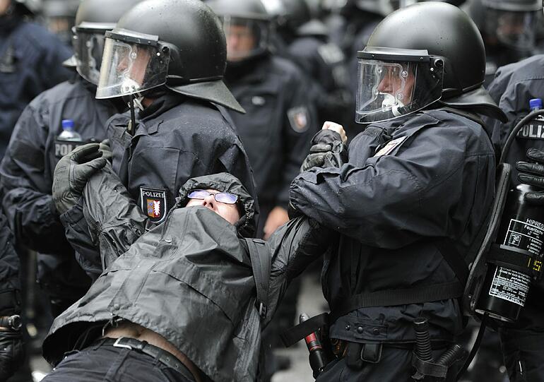 Brennende Straßenblockaden und aggressive Demonstranten: Bei einer Kundgebung von Rechtsextremisten zum "Tag der Deutschen Zukunft" kam es am Samstag in Hamburg zu schweren Ausschreitungen. Trotz eines Großaufgebots der Polizei mit mehreren tausend Beamten aus mehreren Bundesländern konnte sie Rechte und linke Gegendemonstranten nicht immer auseinanderhalten. Mehrere tausend Menschen und ein breites Bündnis aus Parteien, Gewerkschaften, Vereinen, Kirchen und anderen gesellschaftlichen Organisationen hatten sich gegen die rechte Kundgebung formiert.