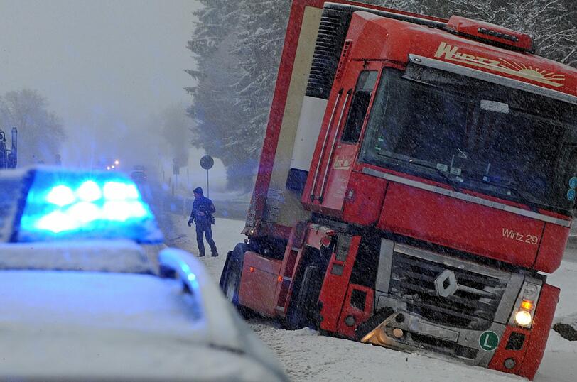 In Hinterzarten (Baden-Württemberg) ist ein Lastwagen von der Fahrbahn gerutscht.