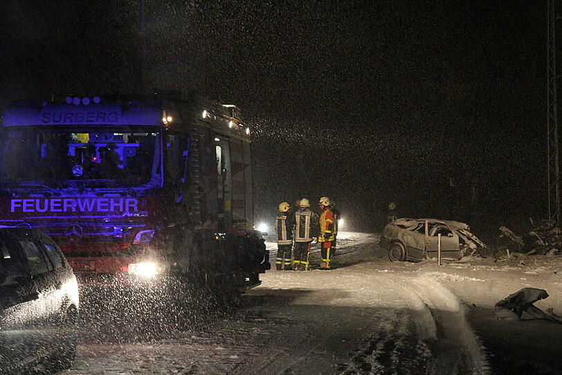 In Surberg bei Traunstein kollidiert ein Railjet-Zug mit dem Auto einer Rentnerin, das auf die Gleise gerutscht ist. Das Auto wird von der Wucht des Aufpralls in zwei Teile zerrissen. Verletzt wird glücklicherweise niemand.