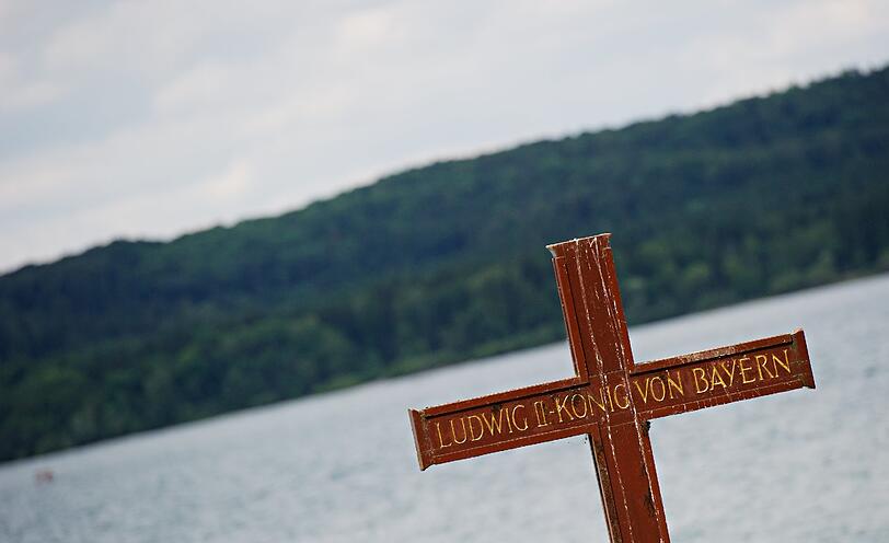 Vor 128 Jahren ertrank Ludwig II. im Starnberger See. Am Samstag kamen hunderte "Königstreue" nach Berg um seiner zu gedenken. Die Bilder!