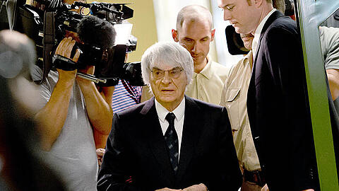 Bernie Ecclestone betritt am Dienstag das Landgericht München. Kommt er gegen eine Zahlung von 100 Millionen Dollar frei?