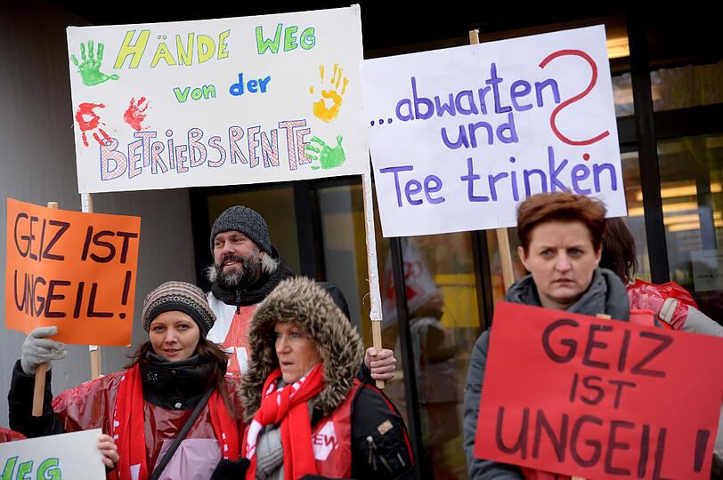 In Niedersachsen kommen am Dienstagmorgen angestellte Lehrer mit Transparenten bei einem Warnstreik zusammen.