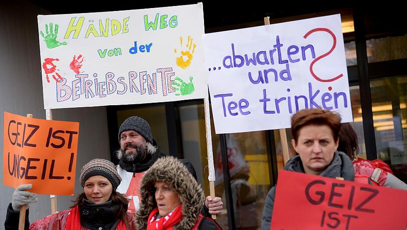 In Niedersachsen kommen am Dienstagmorgen angestellte Lehrer mit Transparenten bei einem Warnstreik zusammen. In Niedersachsen kommen am Dienstagmorgen angestellte Lehrer mit Transparenten bei einem Warnstreik zusammen.