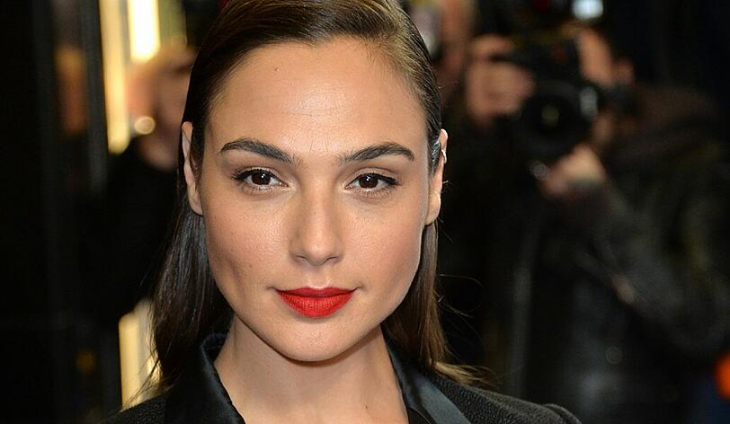 Gal Gadot ist seit "Wonder Woman" der neue Star am Hollywood-Himmel. Bald soll sie neben Bradley Cooper im Tiefsee-Drama '"Deeper" mitspielen.