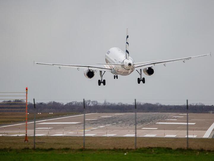 Ein Flugzeug landet in deutlicher Schräglage bei starken Sturmböen auf dem Flughafen Hannover.