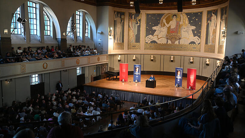 Angela Merkel liest an der Ludwig-Maximilians-Universität aus ihrer Autobiografie vor. Hin und wieder macht sie sogar einen Witz. Angela Merkel liest an der Ludwig-Maximilians-Universität aus ihrer Autobiografie vor. Hin und wieder macht sie sogar einen Witz.