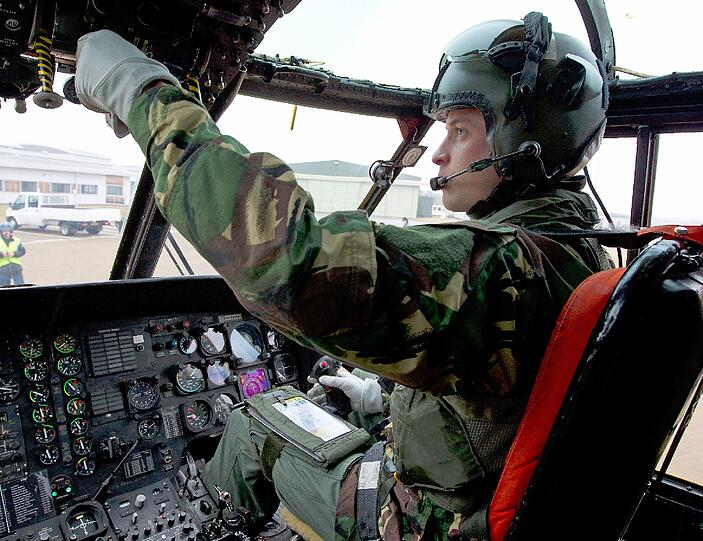 Leutnat William Wales als Pilot in einem Rettungshubschrauber.