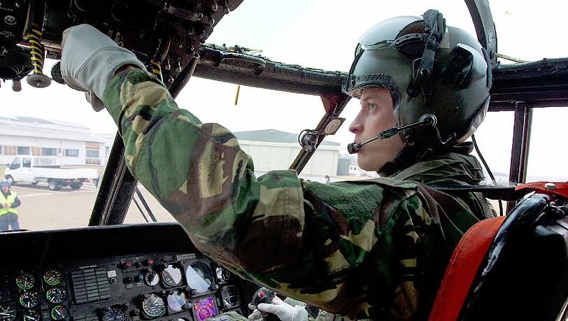 Leutnat William Wales als Pilot in einem Rettungshubschrauber. Leutnat William Wales als Pilot in einem Rettungshubschrauber.