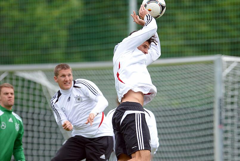 Konzentration in Danzig: Beim Training der Nationalelf zwei Tage vor dem EM-Auftaktspiel stehen mit Lahm und Khedira wieder alle 23 Spieler auf dem Platz.