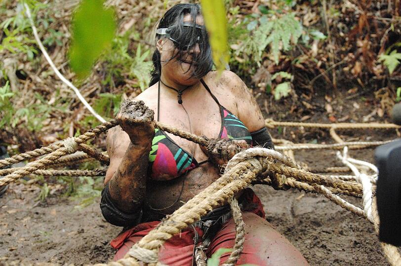 Iris Klein muss mit blickdichter Brille durch ein Feld voller Schlamm robben und versuchen, den Schlüssel der Schatztruhe zu Klaus Baumgart zu bringen.