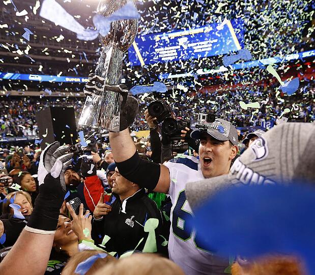 Nach dem Sieg gab es für die Seahawks kein Halten mehr. Die Bilder von der Siegerehrung.